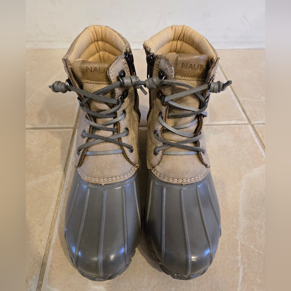 Women's Nautica Duck Boots, size 9. - Picture 2 of 7